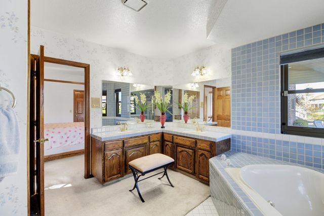 842 Cobble Cove Ln, Sacramento, CA 95831