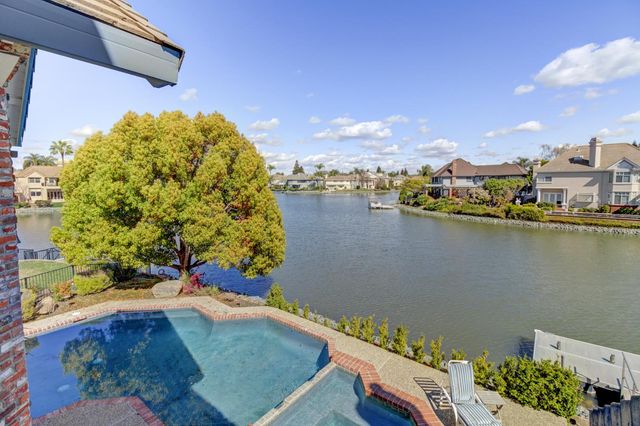 842 Cobble Cove Ln, Sacramento, CA 95831