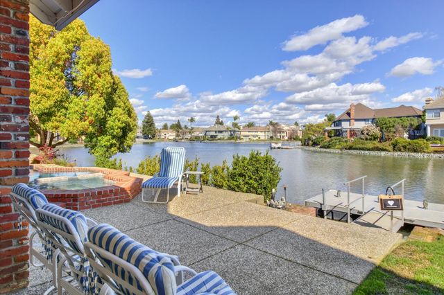 842 Cobble Cove Ln, Sacramento, CA 95831