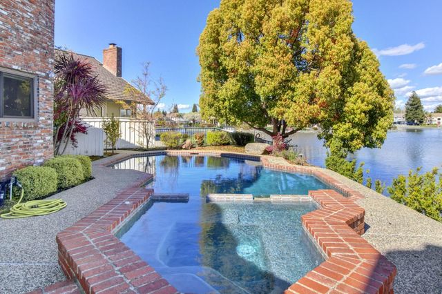 842 Cobble Cove Ln, Sacramento, CA 95831