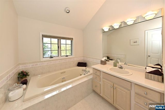 6 Schill Place, Hillsdale, NJ 07642