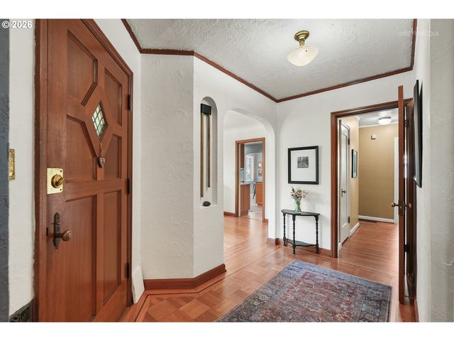 608 Ne FLORAL Pl, Portland, OR 97232