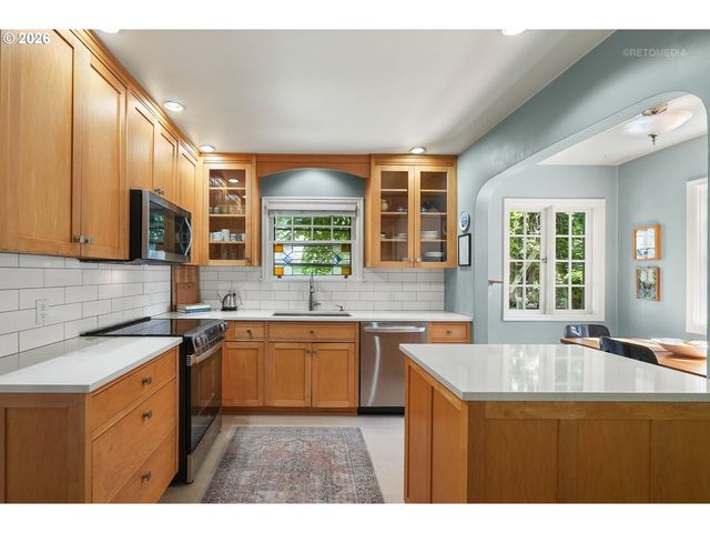608 Ne FLORAL Pl, Portland, OR 97232