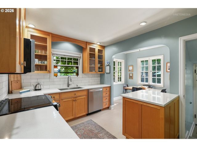 608 Ne FLORAL Pl, Portland, OR 97232