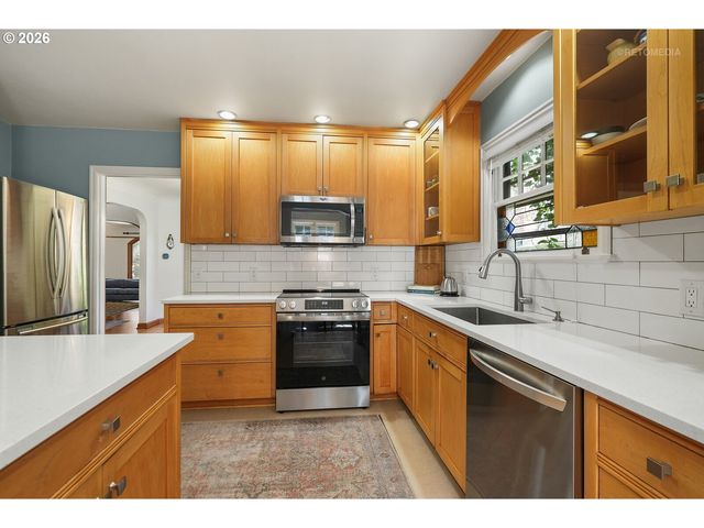 608 Ne FLORAL Pl, Portland, OR 97232