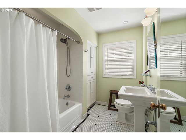 608 Ne FLORAL Pl, Portland, OR 97232