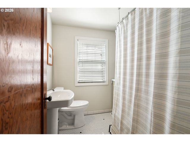 608 Ne FLORAL Pl, Portland, OR 97232