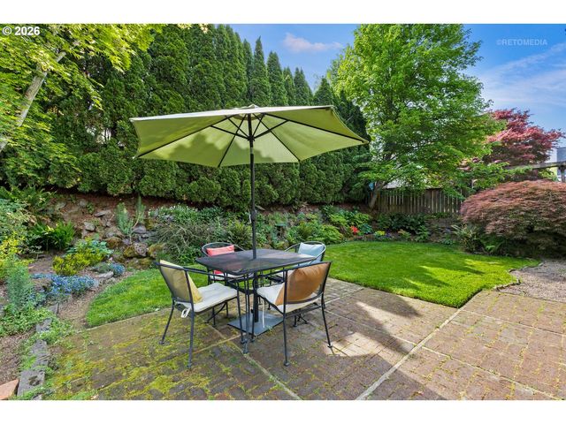 608 Ne FLORAL Pl, Portland, OR 97232