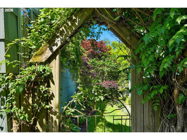 608 Ne FLORAL Pl, Portland, OR 97232