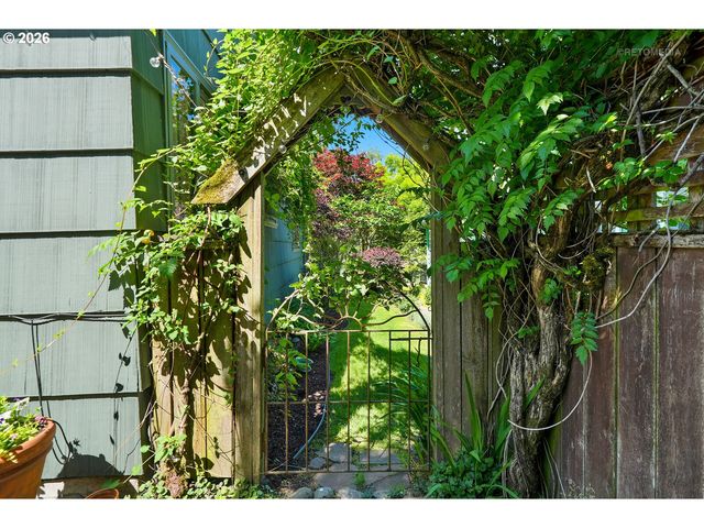 608 Ne FLORAL Pl, Portland, OR 97232