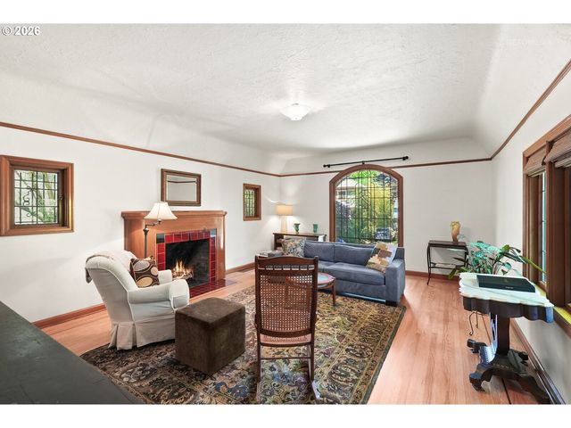 608 Ne FLORAL Pl, Portland, OR 97232