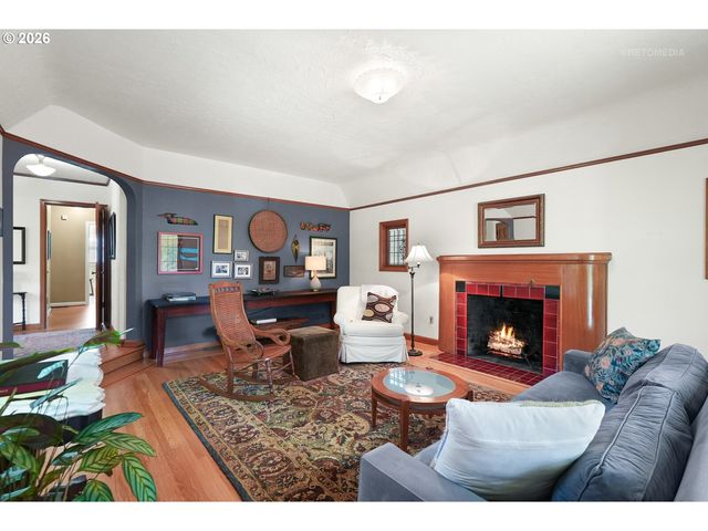 608 Ne FLORAL Pl, Portland, OR 97232