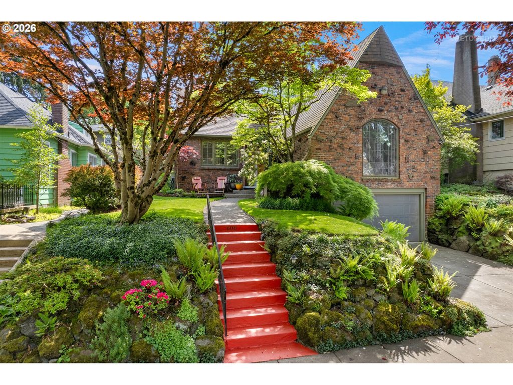 608 Ne FLORAL Pl, Portland, OR 97232