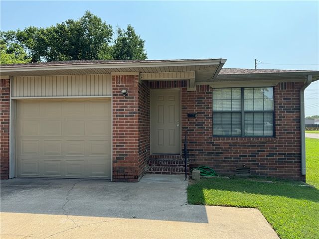 1311 S Commerce Avenue, Russellville, AR 72801