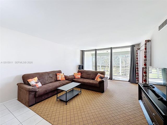 605 Oaks Dr 405, Pompano Beach, FL 33069