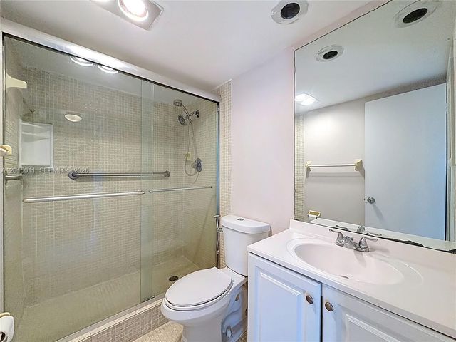 605 Oaks Dr 405, Pompano Beach, FL 33069