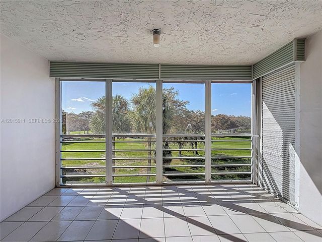 605 Oaks Dr 405, Pompano Beach, FL 33069