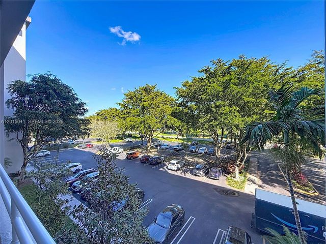 605 Oaks Dr 405, Pompano Beach, FL 33069