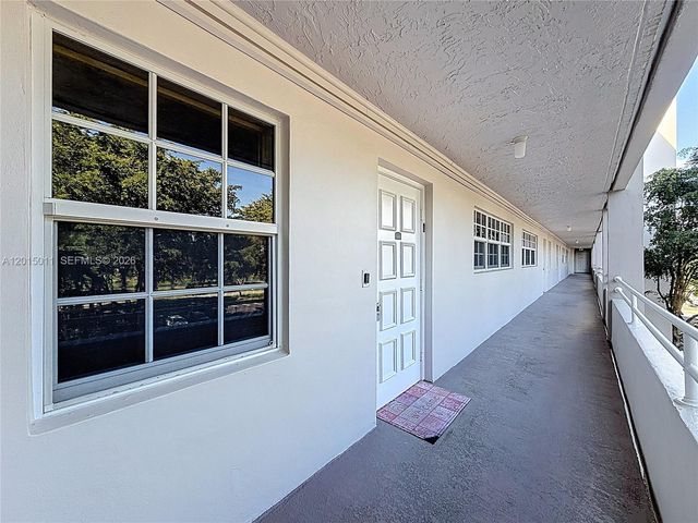 605 Oaks Dr 405, Pompano Beach, FL 33069