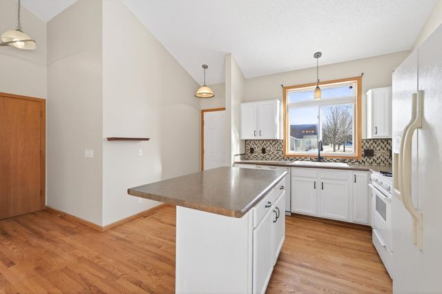 1596 Chartreux Avenue, Shakopee, MN 55379