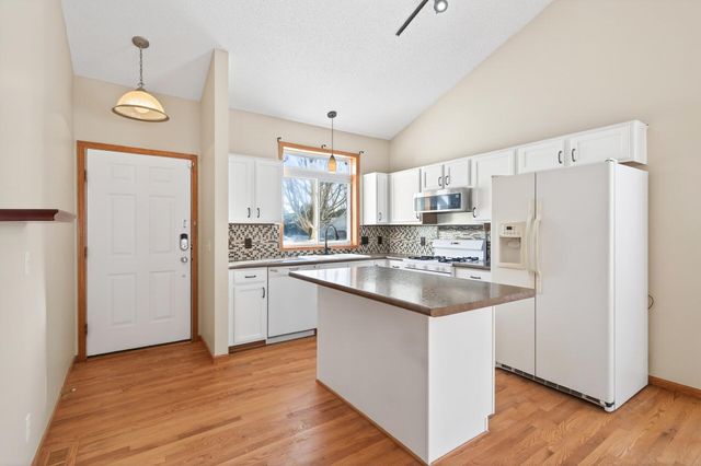 1596 Chartreux Avenue, Shakopee, MN 55379