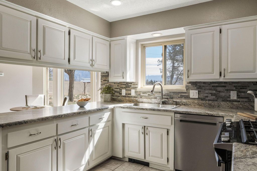 Image 13 of property listing at 4008 Saint Andrews Drive SE, Rio Rancho, NM 87124