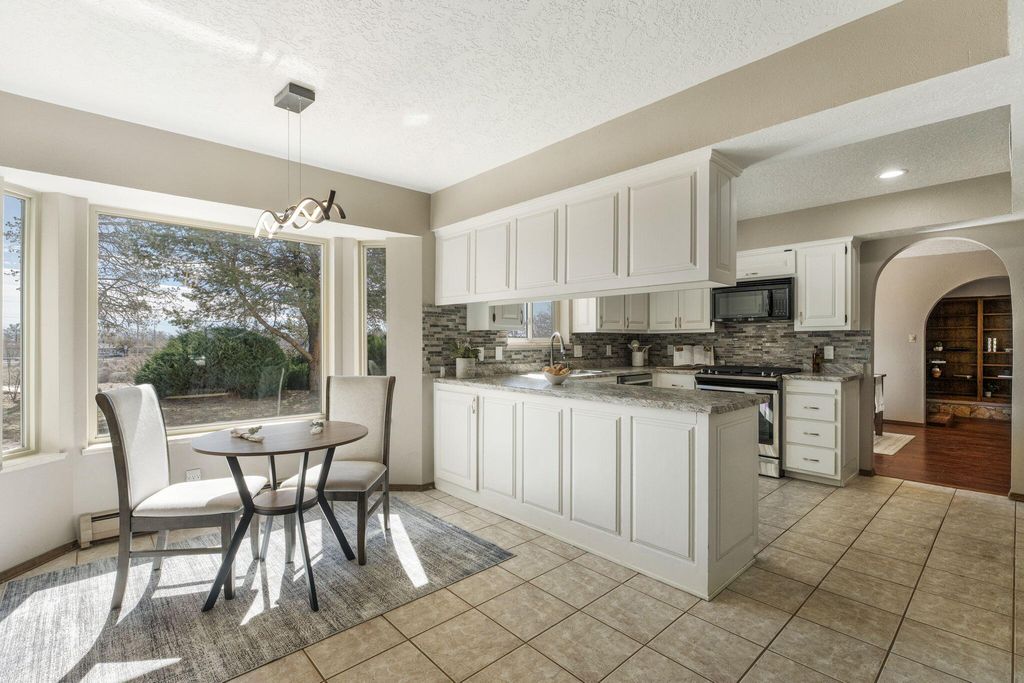 Image 14 of property listing at 4008 Saint Andrews Drive SE, Rio Rancho, NM 87124