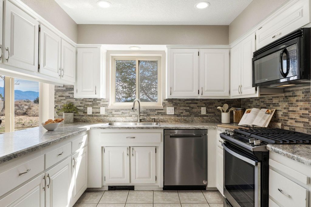 Image 16 of property listing at 4008 Saint Andrews Drive SE, Rio Rancho, NM 87124