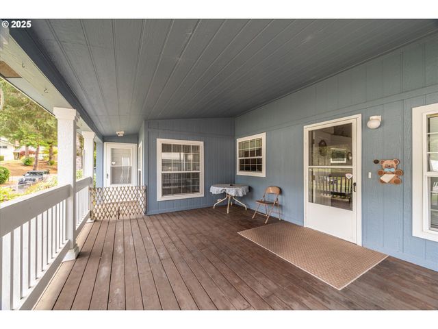 69664 MCFARLAND Rd, North Bend, OR 97459