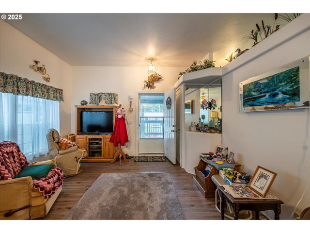 69664 MCFARLAND Rd, North Bend, OR 97459