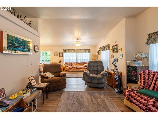 69664 MCFARLAND Rd, North Bend, OR 97459