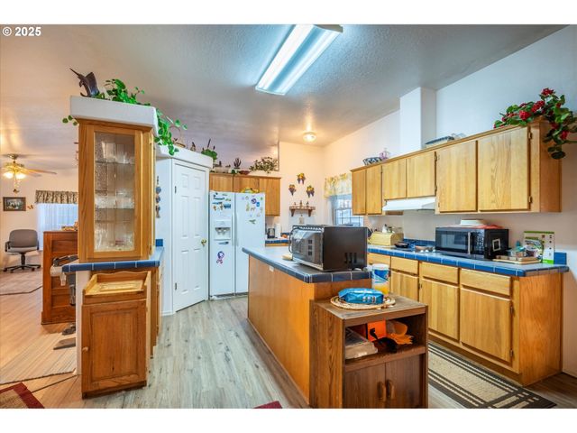 69664 MCFARLAND Rd, North Bend, OR 97459