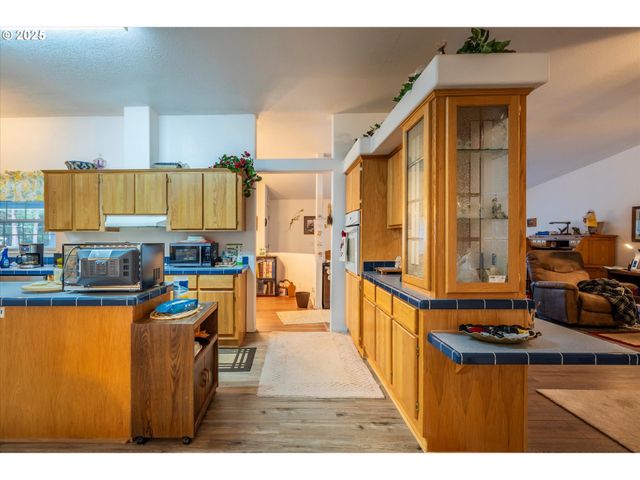 69664 MCFARLAND Rd, North Bend, OR 97459