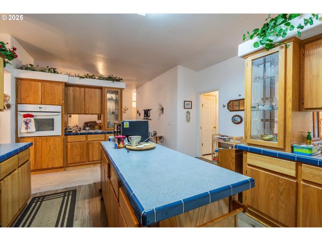 69664 MCFARLAND Rd, North Bend, OR 97459