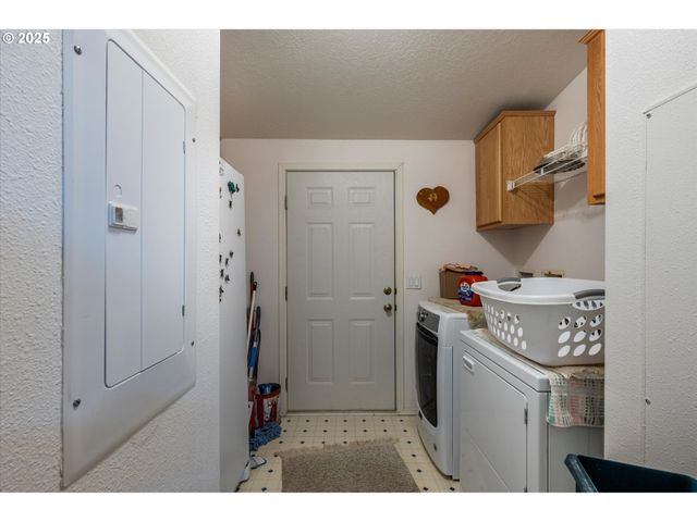 69664 MCFARLAND Rd, North Bend, OR 97459