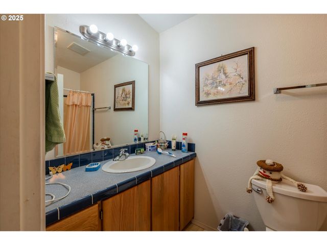 69664 MCFARLAND Rd, North Bend, OR 97459