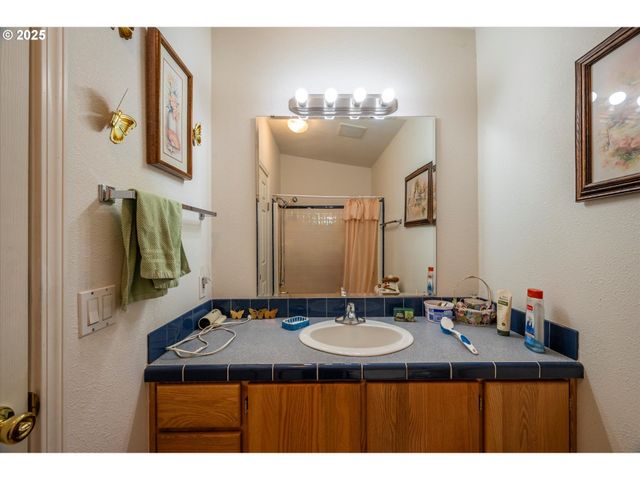 69664 MCFARLAND Rd, North Bend, OR 97459