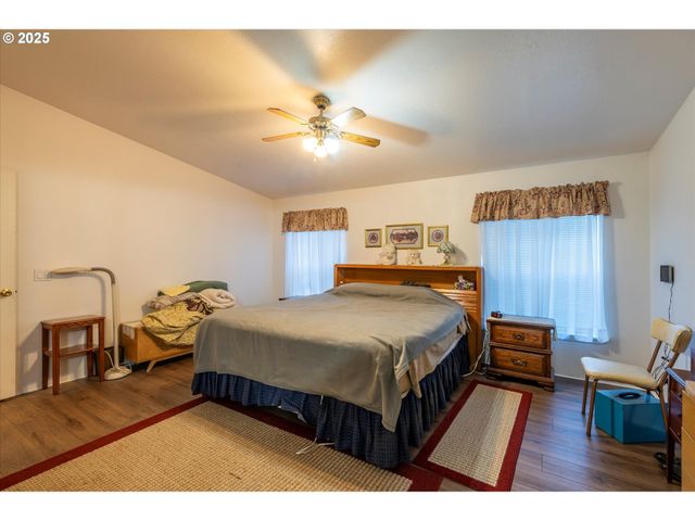 69664 MCFARLAND Rd, North Bend, OR 97459