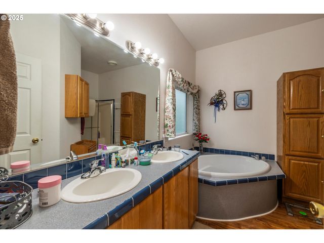 69664 MCFARLAND Rd, North Bend, OR 97459