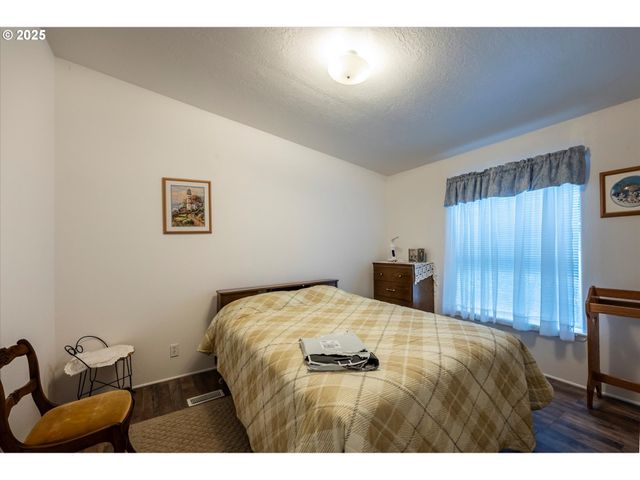 69664 MCFARLAND Rd, North Bend, OR 97459