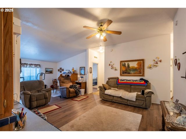 69664 MCFARLAND Rd, North Bend, OR 97459