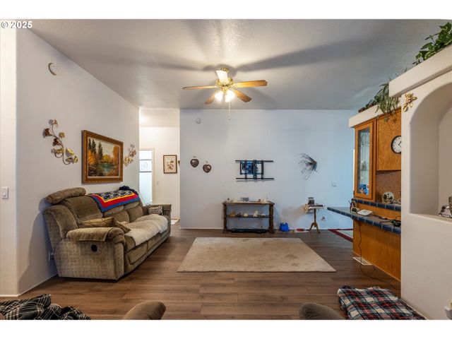 69664 MCFARLAND Rd, North Bend, OR 97459