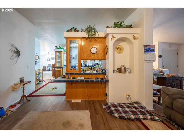 69664 MCFARLAND Rd, North Bend, OR 97459