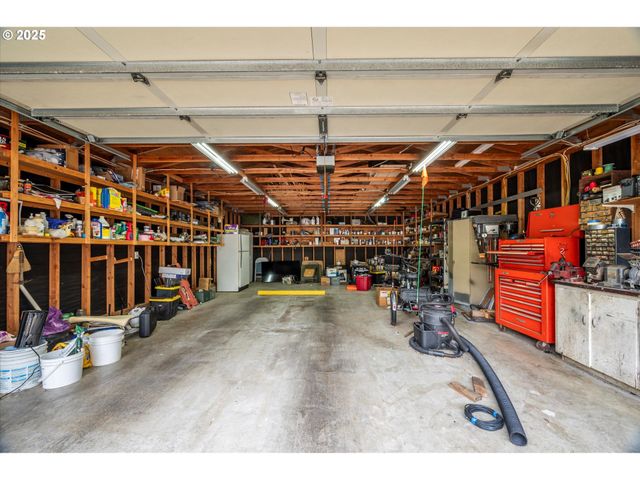 69664 MCFARLAND Rd, North Bend, OR 97459