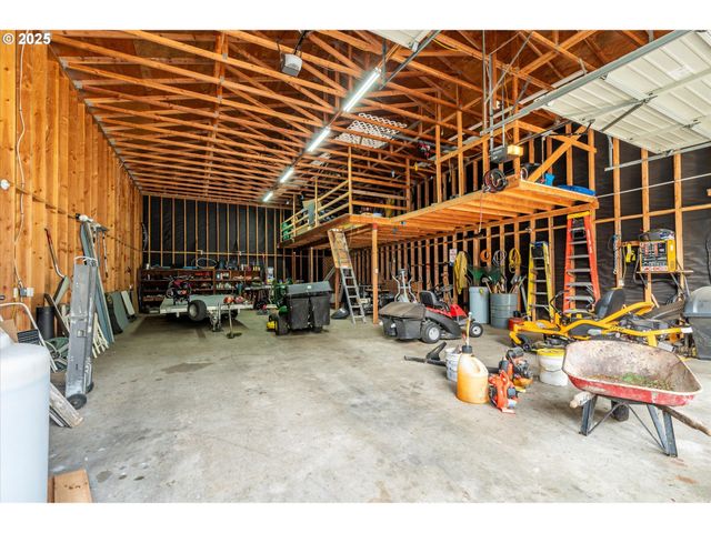 69664 MCFARLAND Rd, North Bend, OR 97459