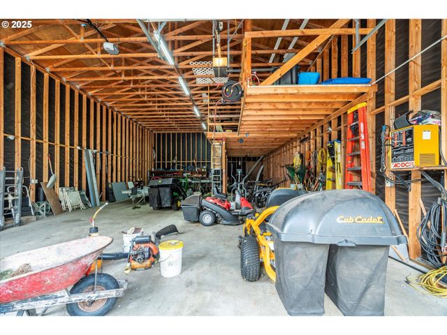 69664 MCFARLAND Rd, North Bend, OR 97459