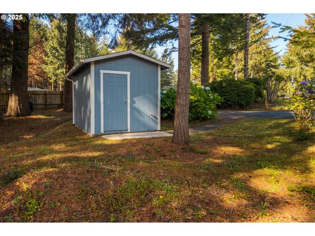 69664 MCFARLAND Rd, North Bend, OR 97459