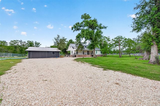 803 County Road 772, Damon, TX 77430
