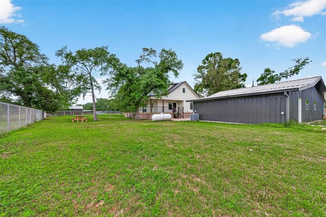 803 County Road 772, Damon, TX 77430