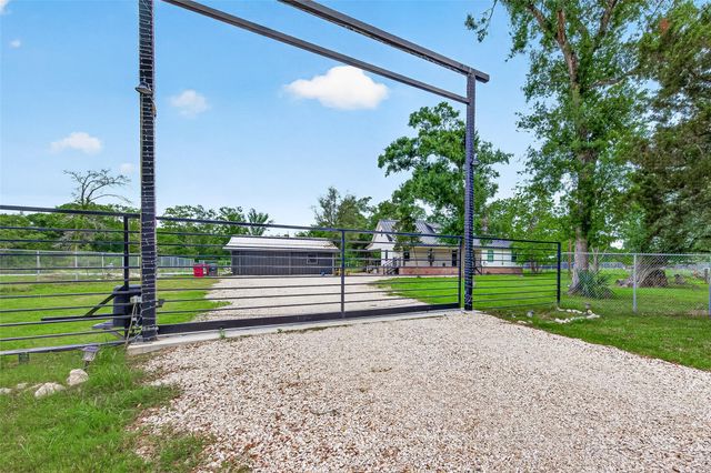 803 County Road 772, Damon, TX 77430